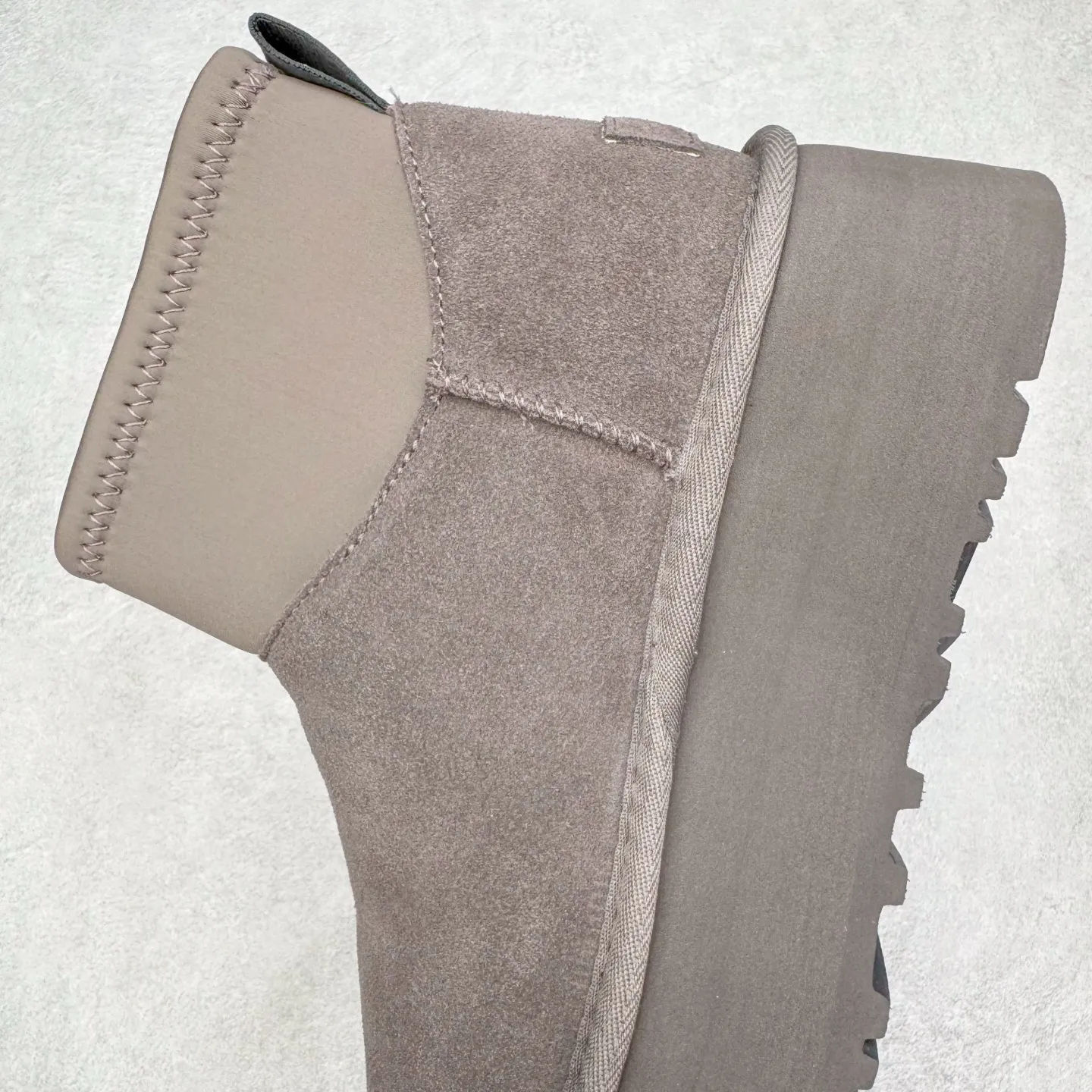 Pick up locally💰520 UGG 8170 classic autumn and winter sheepskin and fur integrated snow boots. Private order price and ingenious positioning. Direct supply from Sangpo eight-year-old factory. Reject high profits. Differentiate pig-killing version. Longfeng A-grade Australian imported sheepskin and fur integrated. Fully follow the ZP process. OEM original pattern maker. Adhere to no original shoes and no development options. Pay attention to every detail. The most authentic version on the market. TREADLITE "light wing" technology outsole. Lightweight/durable/flexible/pile-type suede upper, fine skin-friendly recycled polyester fiber piping, comfortable and easy to care for, good warmth retention, UGG plush™ lining and insole, soft and skin-friendly, comfortable and warm, classic shoe shape with lightweight thick sole, stable and fashionable for autumn and winter street style, Treadlite by UGG light wing outsole, light cushioning, reducing the burden on your feet, comfortable and lightweight, helping you to play easily all day long. Size: 35 36 37 38 39 40 41 Coding: by3936000